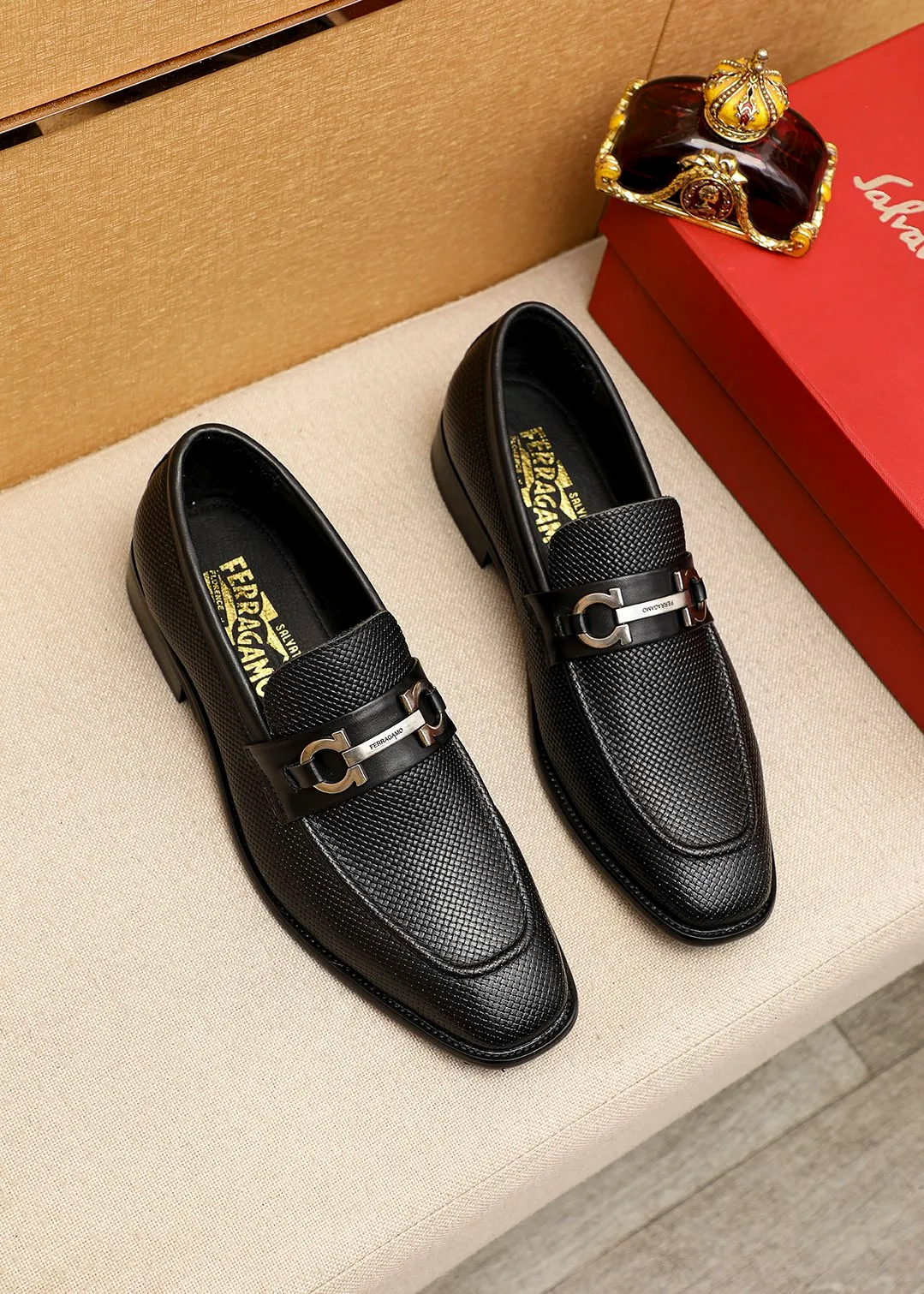 Men's shoes 💰462 💐 Product trademark: Ferragamo "Ferragamo" casual leather shoes Regular size: 38-44 (45.46🉑️customized) Product materials: Selected imported first-layer calfskin embossed upper + luxury hardware buckle, imported water-dyed cow leather lining. Strong three-dimensional visual effect, original outsole color: 2 colors available